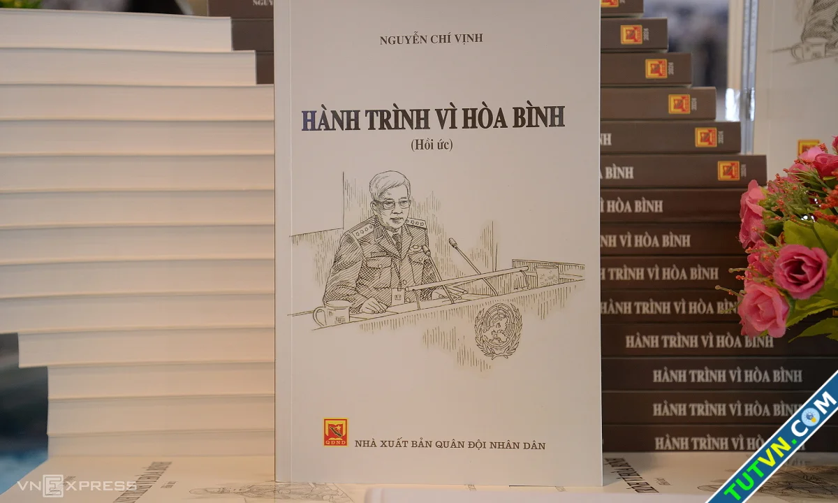 Ra mắt sách của cố thượng tướng Nguyễn Chí Vịnh về lực lượng mũ nồi xanh-1.webp