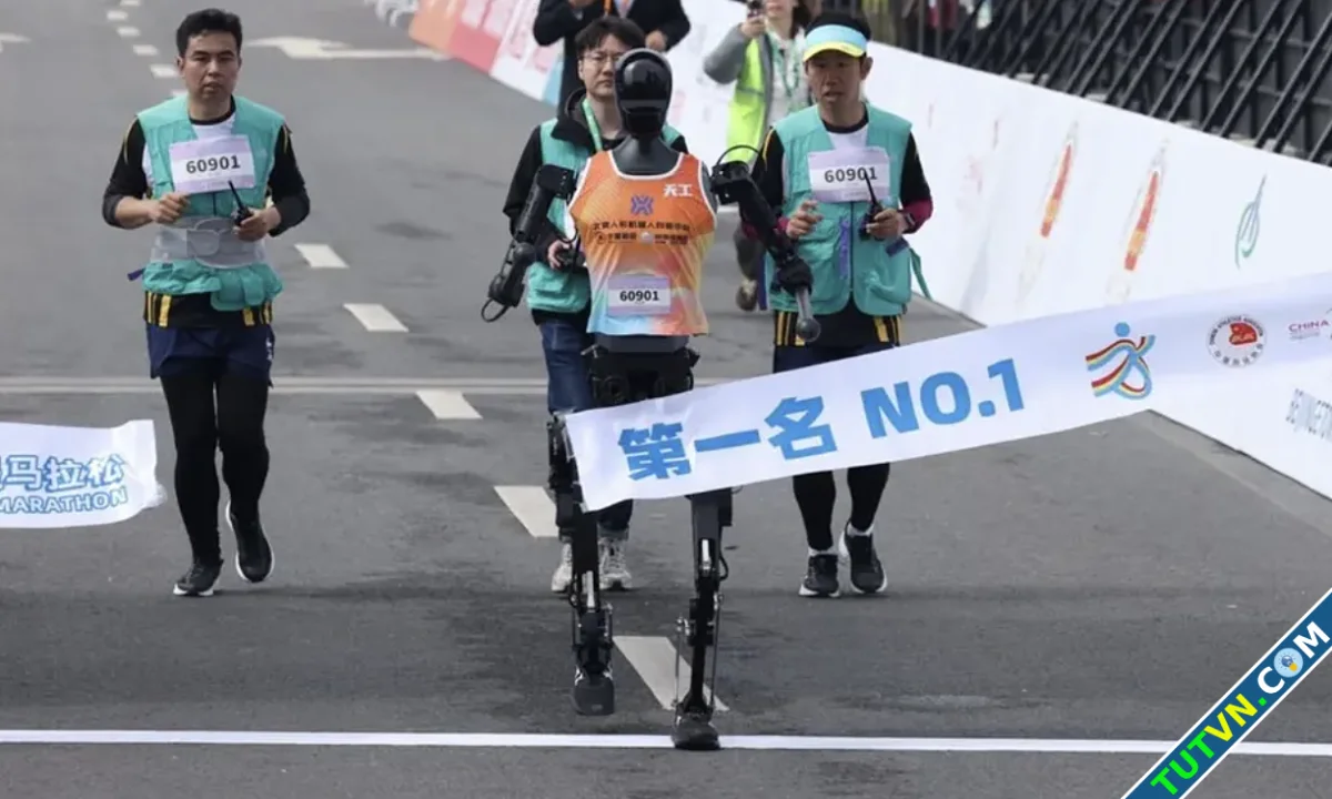 Robot hình người đầu tiên thắng cuộc thi half marathon-1.webp
