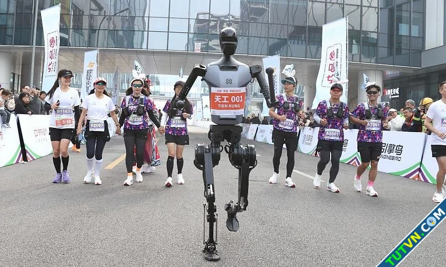 Robot lần đầu chạy giải half marathon ngày 134-1.webp