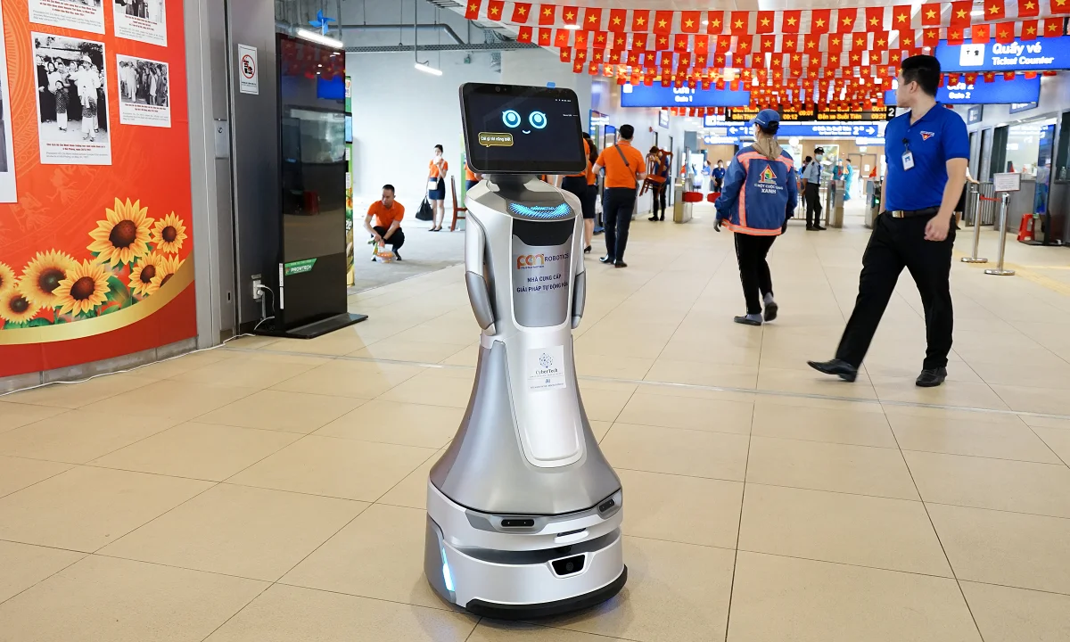 Robot lễ tân lần đầu phục vụ tại metro TP HCM-1.webp