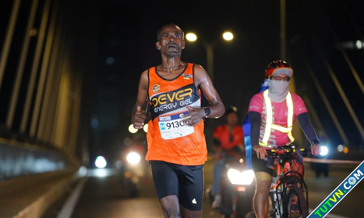 Runner Ethiopia dẫn đầu cuộc đua 42km giải chạy đêm TP HCM-1.webp