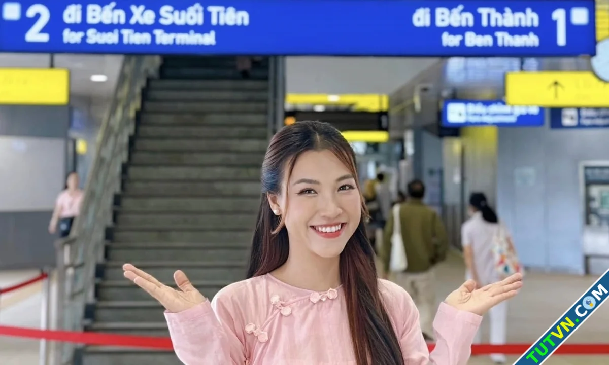 Sao Việt thích thú trải nghiệm metro Bến Thành Suối Tiên-1.webp