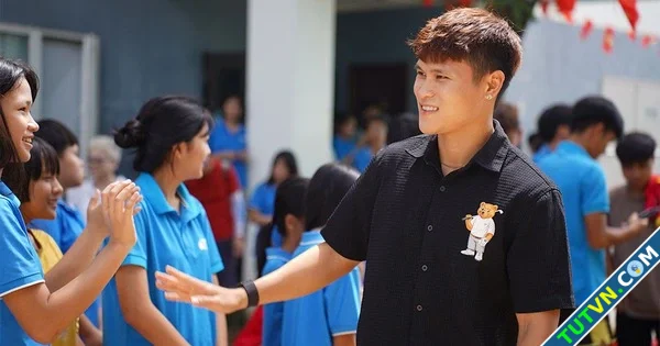 Sau giao hữu với huyền thoại MU Tuấn Hải có hoạt động ý nghĩa ở Đà Nẵng-1.webp
