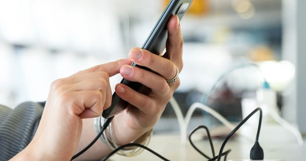 Sử dụng smartphone khi đang cắm sạc liệu có an toàn-1.webp