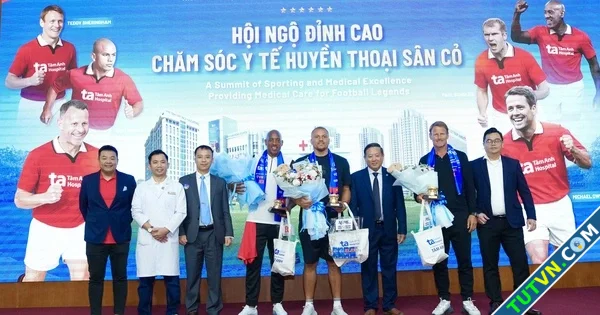 Teddy Sheringham và các huyền thoại Man đỏ tạo ấn tượng mạnh tại Bệnh viện đa khoa Tâm Anh-1.webp