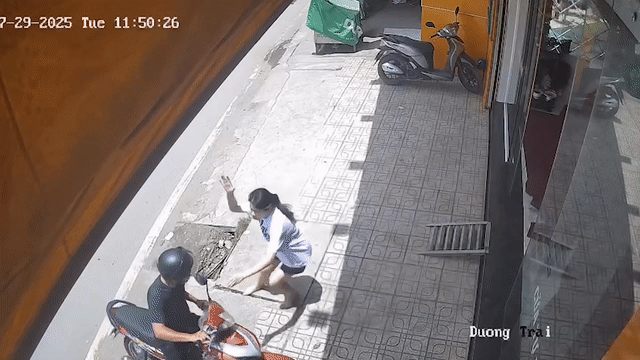 Tên cướp kéo lê nữ nhân viên tiệm vàng-1.gif