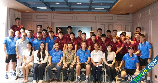 Thầy trò HLV Kim Sangsik được Đại sứ Việt Nam tại Indonesia động viên trước bán kết-1.webp
