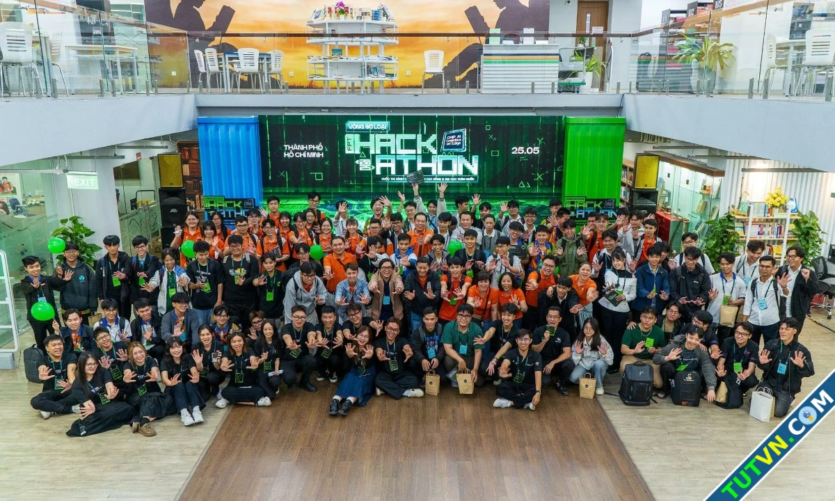 Thí sinh FPT Hackathon 2025 giải bài toán về AI và logistics thông minh-1.webp