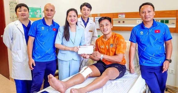 Thủ môn Hồ Văn Ý vừa phẫu thuật dây chằng chéo trước VFF thăm hỏi động viên-1.webp