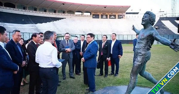Thủ tướng Phạm Minh Chính thăm CLB bóng đá hàng đầu Brazil tặng áo đấu CLB CAHN-1.webp