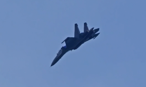 Tiêm kích Su30 Malaysia biểu diễn tuyệt kỹ lá vàng rơi-1.gif