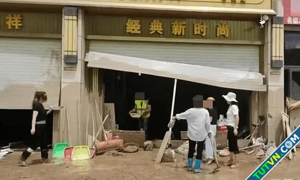 Tiệm vàng bị lũ cuốn dân làng đổ xô đi tìm-1.webp