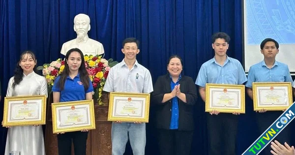 Tiền vệ Châu Ngọc Quang được vinh danh là công dân trẻ tiêu biểu tỉnh Gia Lai-1.webp