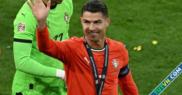 Tiết lộ mức lương khủng của Ronaldo khi ở lại Al Nassr bỏ xa Messi-1.webp