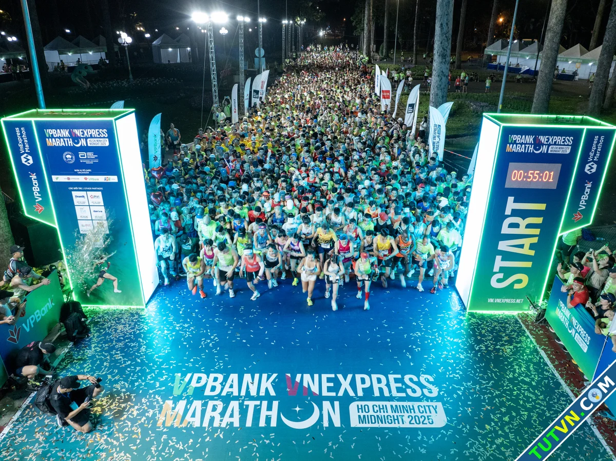 TP HCM rực sáng trong đêm đua VnExpress Marathon-1.webp