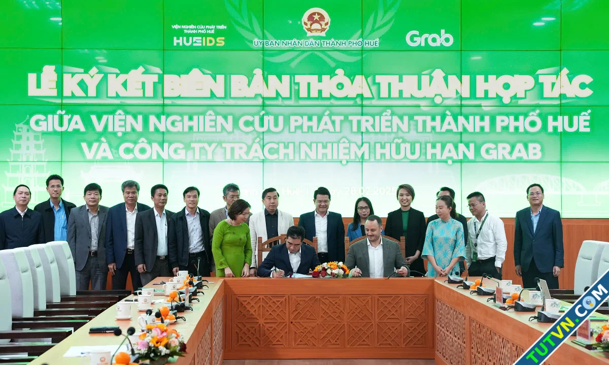 TP Huế và Grab hợp tác toàn diện chuyển đổi số-1.webp