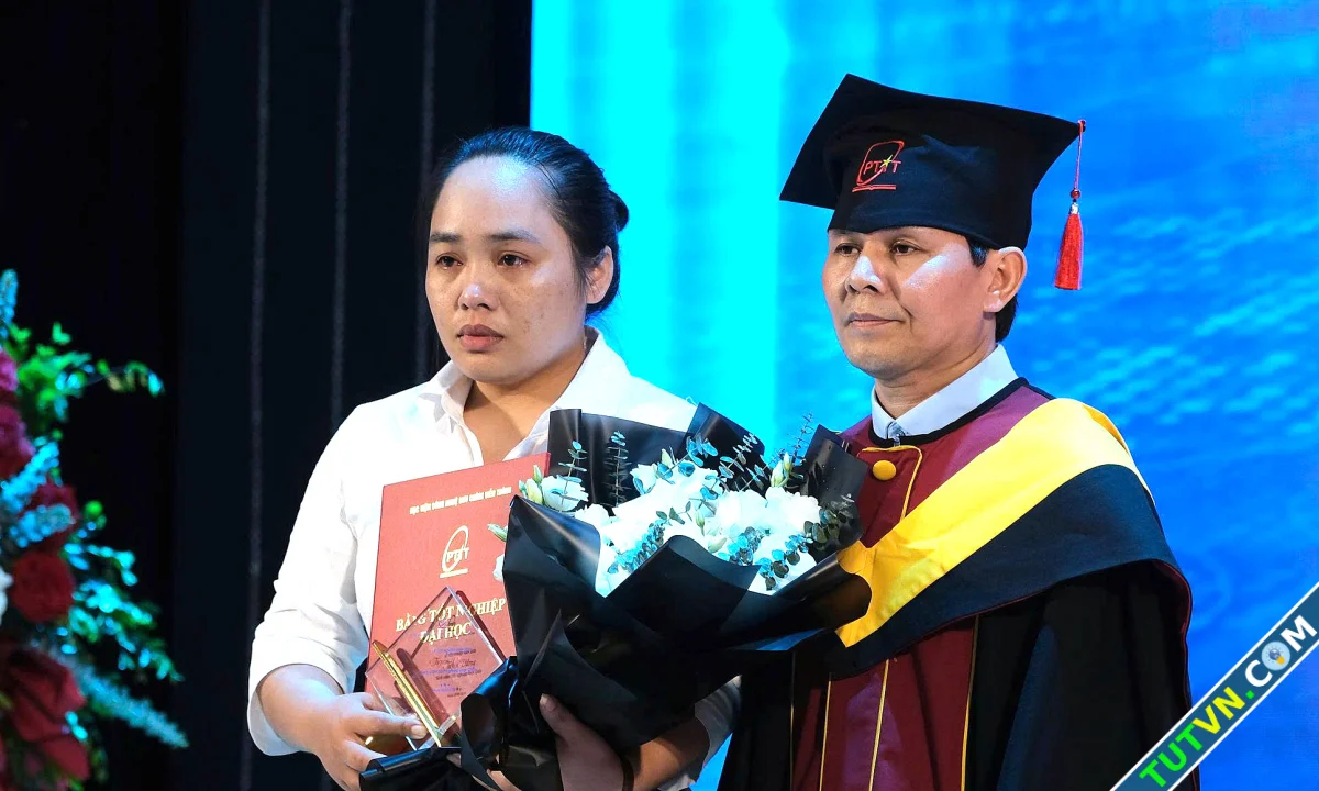 Trao bằng kỹ sư loại giỏi cho nữ sinh mất vì tai nạn-1.webp