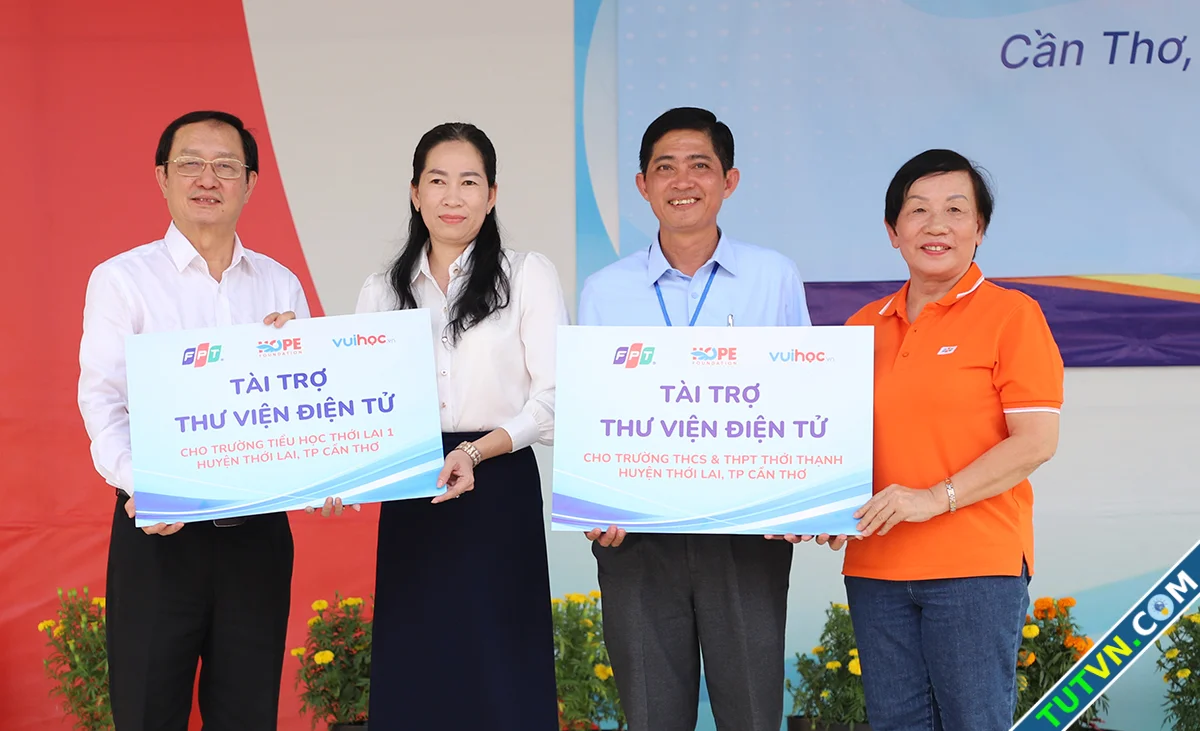 Trao tặng thư viện điện tử cho học sinh vùng sâu-1.webp