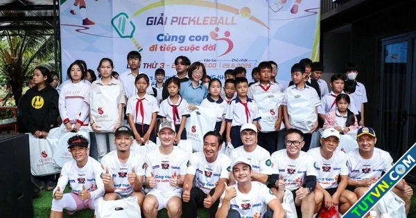 Trao trực tiếp 150 triệu đồng tại giải pickleball 039Cùng con đi tiếp cuộc đời039 lần 3-1.webp