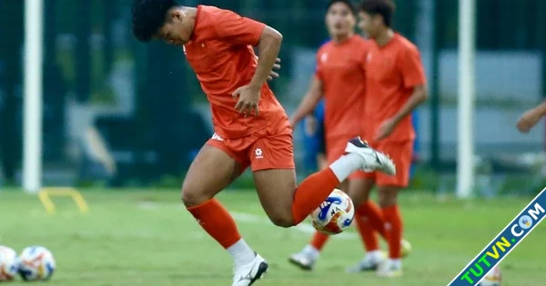 Trung vệ U23 Việt Nam biểu diễn kỹ thuật như Neymar Đình Bắc trở lại tươi rói-1.webp