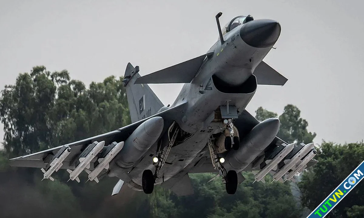 Truyền thông Trung Quốc nêu lý do tiêm kích J10 chiếm ưu thế trước Rafale-1.webp