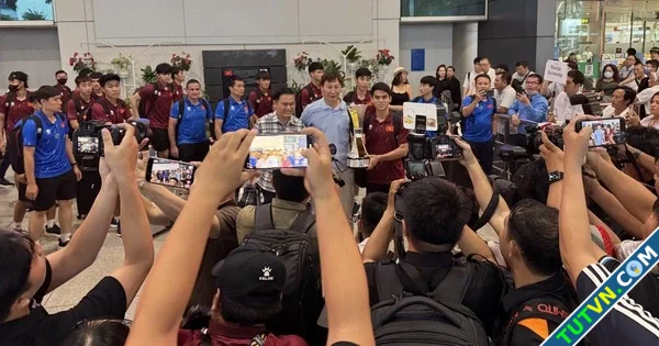 U23 Việt Nam trở về trong vòng tay ấm áp của khán giả thầy Kim nói lời từ đáy lòng-1.webp