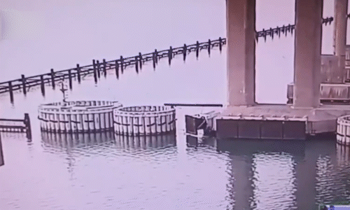 Ukraine tuyên bố tấn công cầu Crimea-1.gif