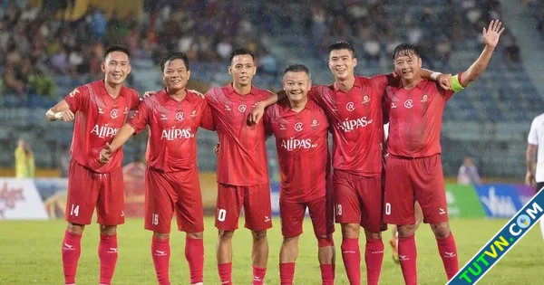 Văn Quyết cùng Lê Huỳnh Đức Phạm Văn Quyến tỏa sáng Đánh bại dàn huyền thoại MU-1.webp