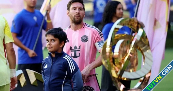 Vệ sĩ riêng bất ngờ xuất hiện Messi ngó lơ fan cuồng Ronaldo tại Club World Cup-1.webp