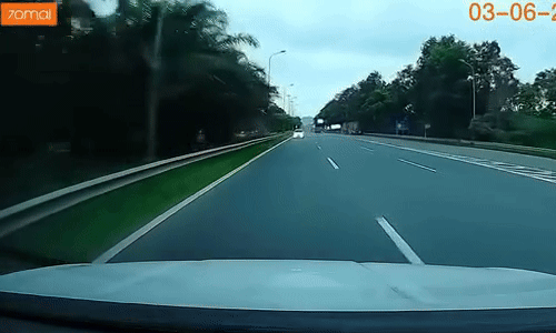 Xe con lao ngược chiều cao tốc sát dải phân cách-1.gif