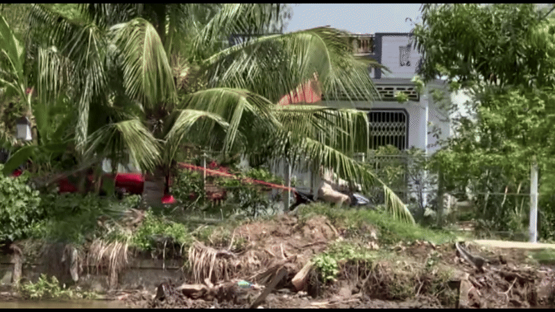 Xe máy giải cứu ôtô hết điện trên đường làng-1.gif