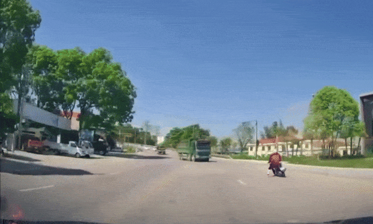 Xe máy lao vào hai xe ben tại ngã ba-1.gif