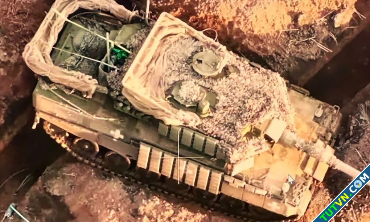 Xe tăng Leopard 2 Ukraine lọt hào hứng đòn của drone Nga-1.webp