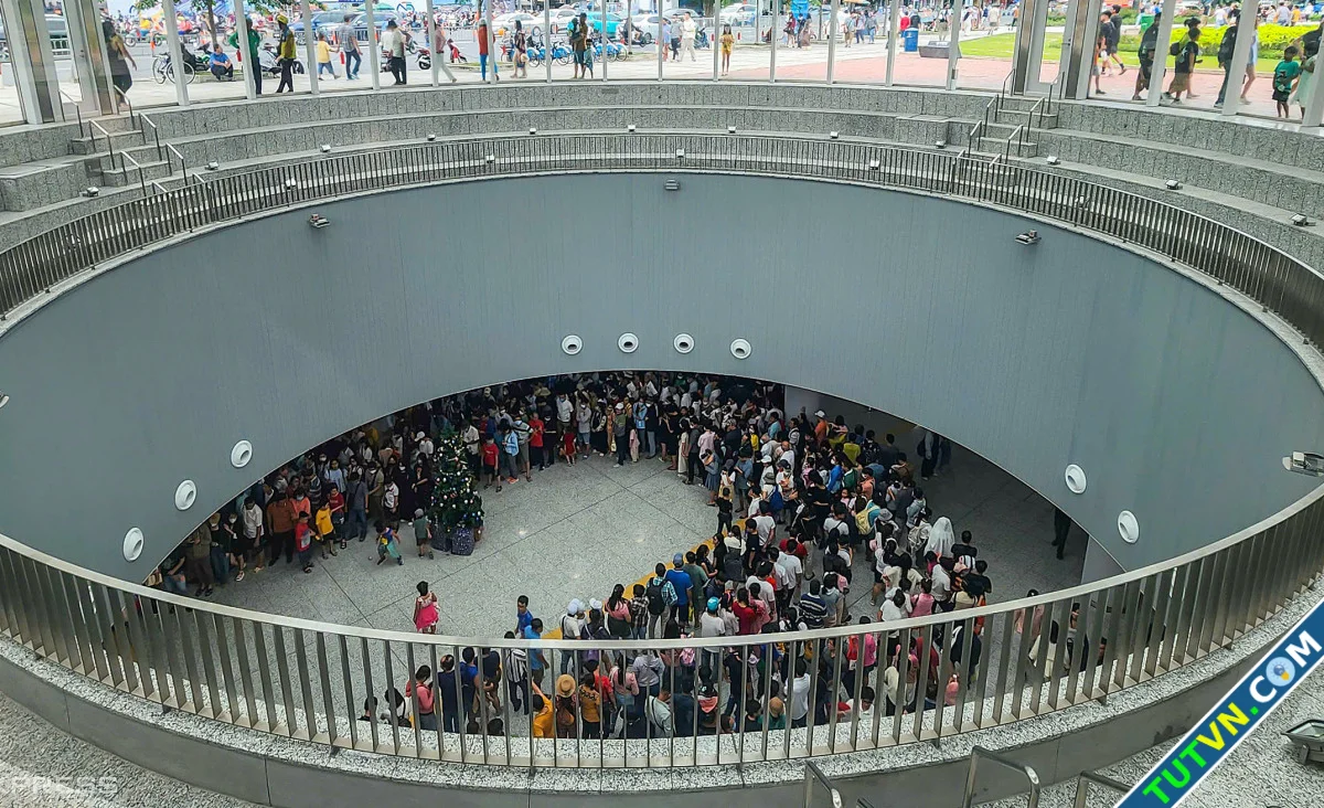 Xếp hàng hơn 2 giờ chờ đi metro Bến Thành Suối Tiên ngày đầu năm-1.webp