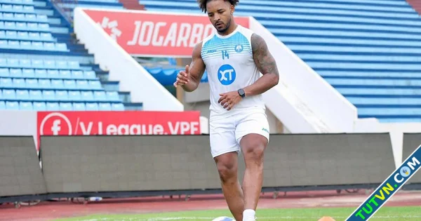 Xuân Son đi giày đinh tập cùng đội Nam Định trước ngày nhận cúp vô địch VLeague-1.webp
