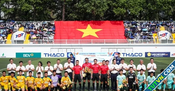 Xúc động hình ảnh đại kỳ trong trận chung kết TNSV THACO cup 2025-1.webp