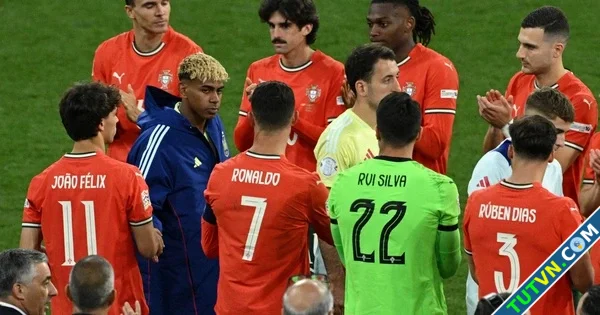 Yamal gây tranh cãi khi bỏ đi đúng lúc Ronaldo nâng cúp vô địch UEFA Nations League-1.webp