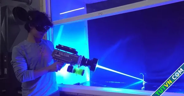 YouTuber gây kinh ngạc với 039súng laser039 tự chế mạnh nhất thế giới-1.webp